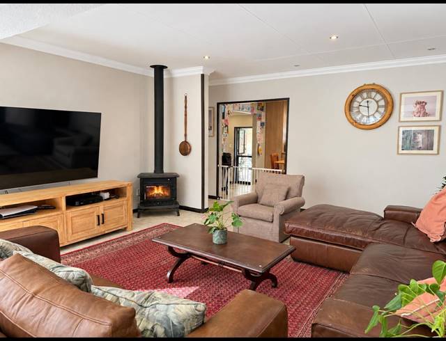 4 BEDROOM FREEHOLD TO LET IN RANDPARK RIDGE